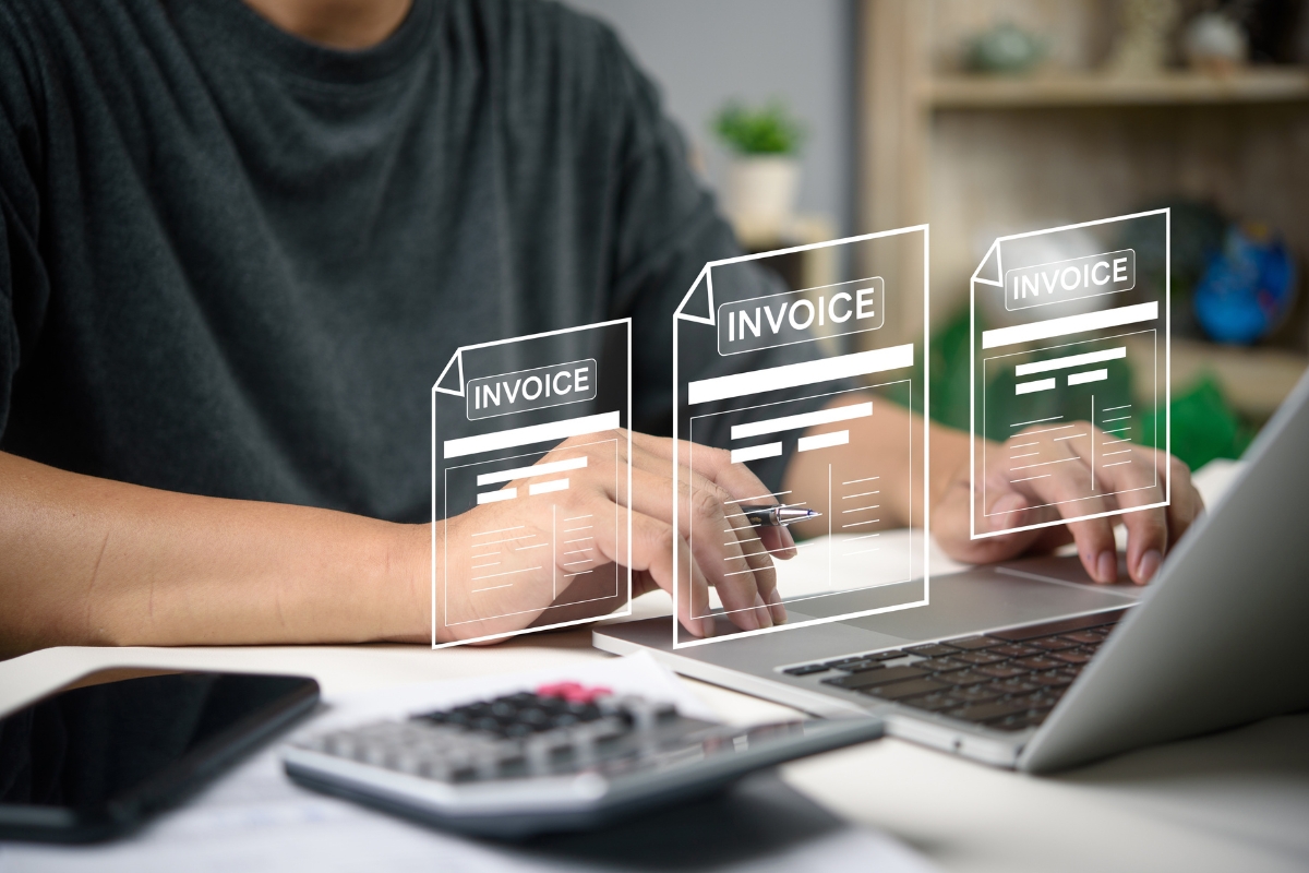osoba popunjava na laptopu e fakturu