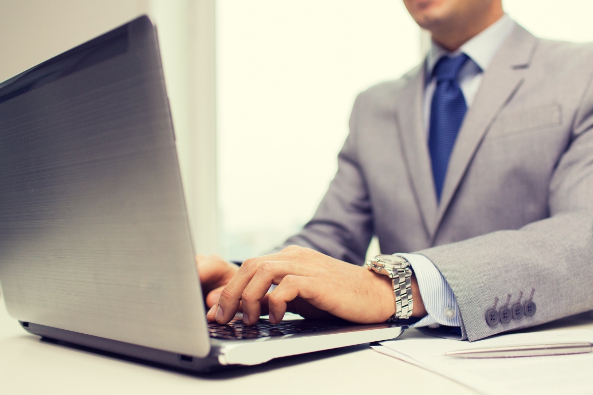 preduzetnik koristi laptop