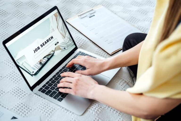 osoba pretražuje posao preko laptopa